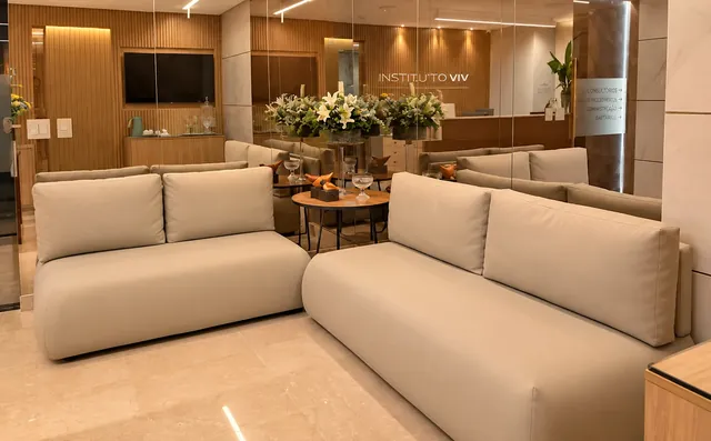 Sala de espera com sofás claros
