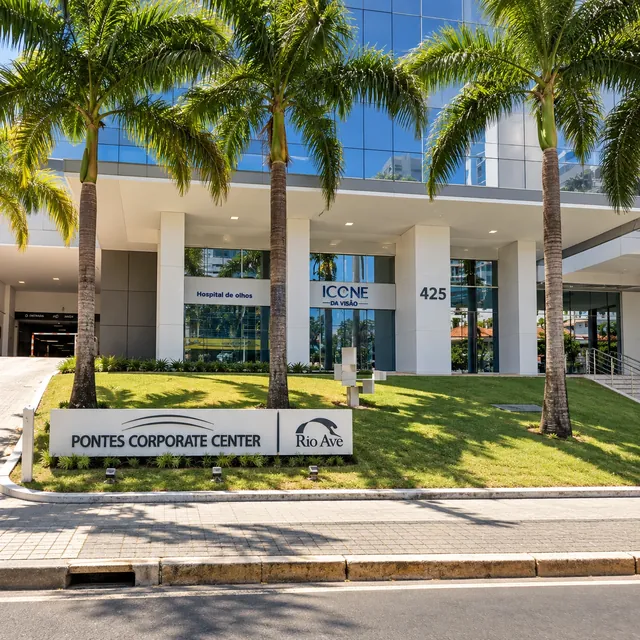 Fachada do Pontes Corporate Center, número 425, com entrada e palmeiras